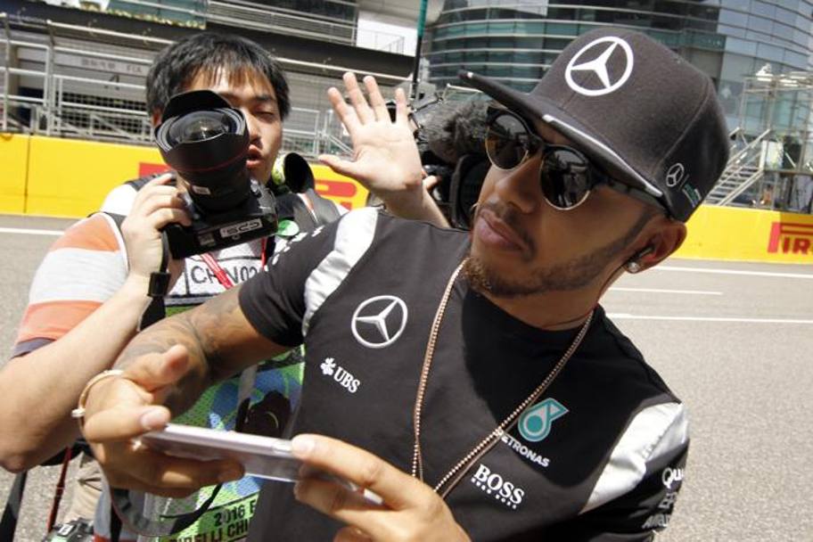 Lewis Hamilton preso d’assalto nel recente GP cinese